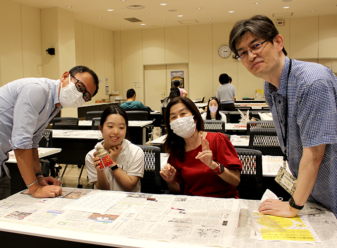 みんぱくSama-Sama塾のプログラムは多彩。「博物館は好奇心を育む場。それぞれのペースで自由に学んでほしい」と、信田さん（右端）