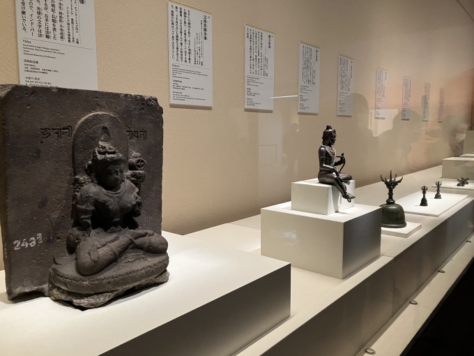 展示風景（手前は《四明妃坐像》 1軀 石製 インドネシア・東部ジャワ期（13世紀）インドネシア国立中央博物館）