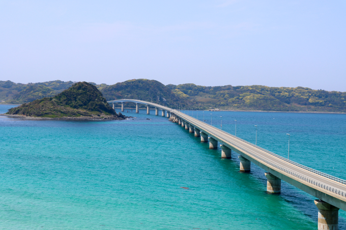 2000年に開通して、その絶景がSNSでも話題となった角島大橋。1780mの長さを誇る橋は一般道。無料で渡ることができる。