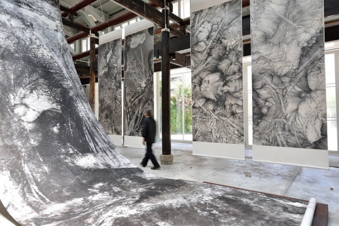 ART SG の「PLATFORM」セクションには多様な背景を持つアーティストによる大規模なインスタレーションが登場する。写真は2025年に展示された北京出身のアーティスト、Bingyiの作品「 Maze of Mind」。Courtesy of INKstudio