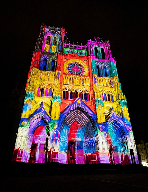 アミアンの大聖堂のファサードを彩る光のショー、クローマ。ゴシック建築のファサードを色とりどりに染め上げられる。© Teddy Henin Amiens