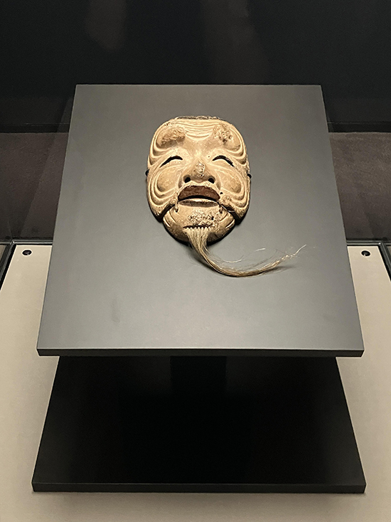 《白色尉》 桃山時代・16世紀 泉屋博古館東京春翠が最初に手に入れた能道具。「翁」は能の演目の中でも別格に位置付けれられ「能にして能にあらず」と言われる。