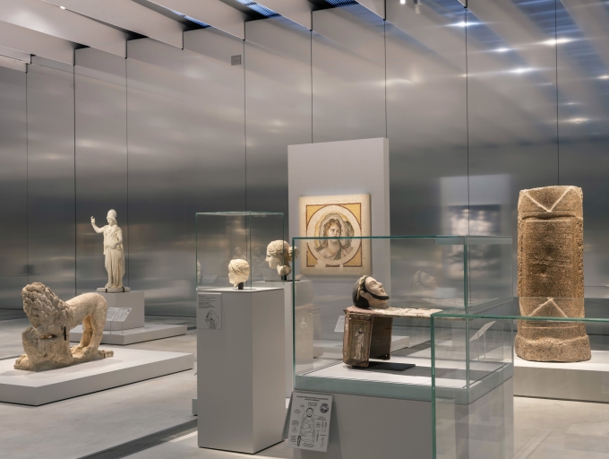 ルーヴル・ランスの中心を占める展示室「時のギャラリー」。古代から現代に至る5000年の芸術の歴史を辿る。2024年12月に展示作品が全面的にリニューアルされた。©Manuel Cohen