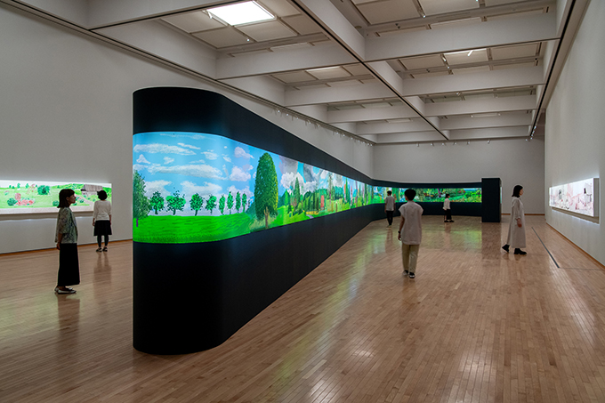 「デイヴィッド・ホックニー展」東京都現代美術館、2023年　左より：《家の辺り（夏）》（部分）2019年、《ノルマンディーの12か月》（部分） 2020-21年、《家の辺り（冬）》2019年、すべて作家蔵　© David Hockney Photo: Kazuo Fukunaga