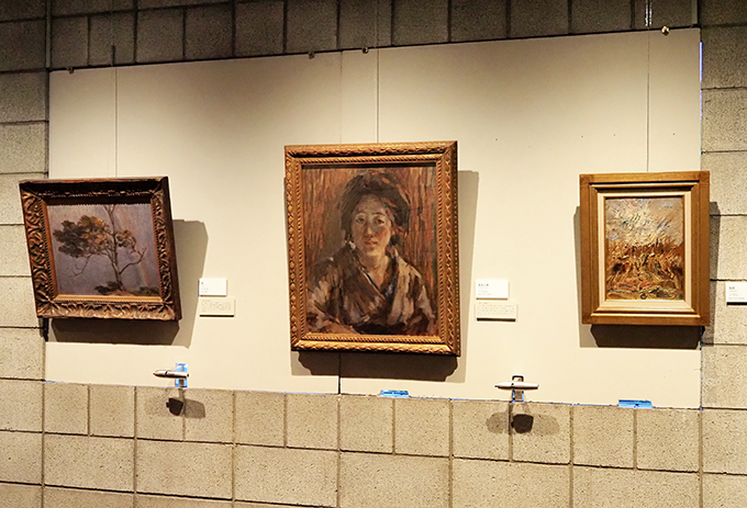 2階 第2展示室。中央はのちに妻となる大江秀子氏を描いた《某婦人像》ほか