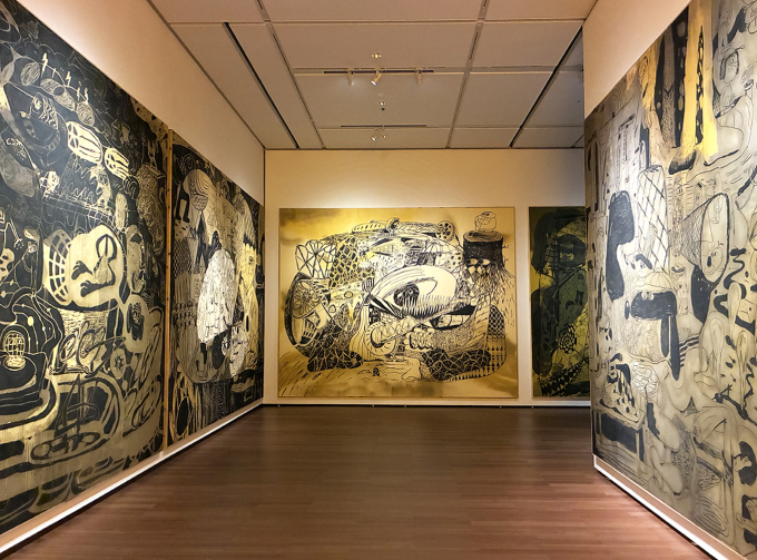 SIDE CORE《my head under the ground》　「CONNEXIONS」展　展示風景より　被災した能登から出た画材を用いて「地中世界」を描いた壁画《my head under the ground》。ひしめくように描かれ地中の世界を進むのは、まるで洞窟の中を進むような神秘さを感じる。