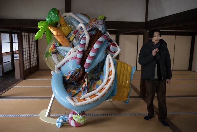 ビニールプールと「歪曲張り子」による紙素材を組み合わせた《IMMANENT FOLD (inflatable pool, large)》(2026)と本岡景太