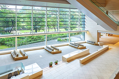 失われた芸術・文化を担う場所を取り戻したい ー 市民の思いから生まれた、広島県立美術館で名勝「縮景園」を借景に名品と出会う