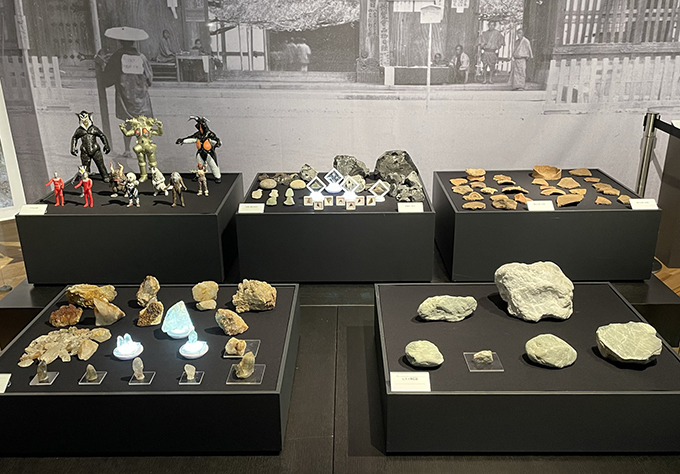 龍谷大学 龍谷ミュージアム「博覧」展 会場風景より展覧会導入部分には、個人の方々による、水晶、翡翠、黒曜石、怪獣類（ソフビ人形）、土器など、それぞれに思いをもって集められたものが展示されている。