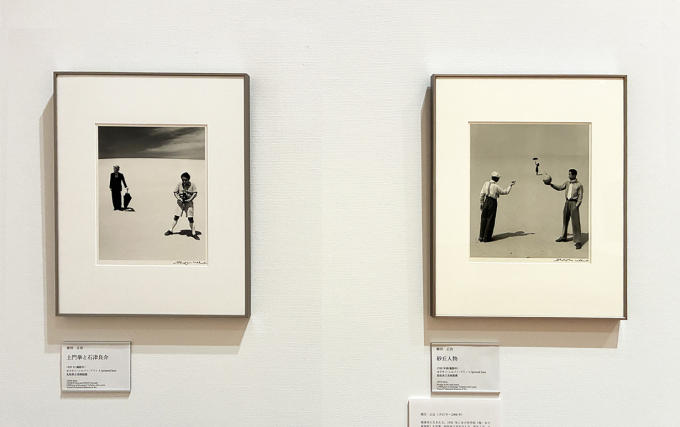 右：植田正治《砂丘人物》1950年頃（撮影年）　ゼラチン・シルバー・プリント　鳥取県立美術館蔵左：植田正治《土門拳と石津良介》1949年頃（撮影年）　ゼラチン・シルバー・プリント　鳥取県立美術館蔵