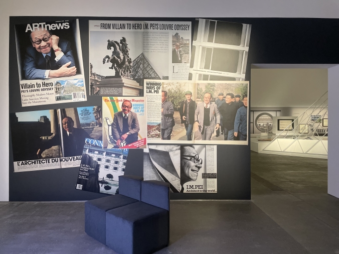 アル・リワク・ギャラリーで開催された「I. M. Pei: Life Is Architecture」の展示風景。メディアにおける評価や足跡を通して、I.M.ペイの軌跡をたどる。編集部撮影