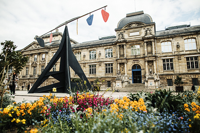 ルーアン美術館（美術館の前の野外展示は、アレクサンダー・カルダーの彫刻作品）
Sculpture de Calder devant le Musée des Beaux-Arts de Rouen, Rouen © Coraline et Léo	Crédit photo ; Coraline et Léo