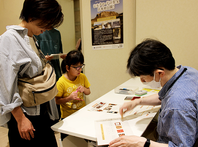 クイズラリーを終えた塾生はスタンプを押してもらい、それぞれが答え合わせをして理解を深める