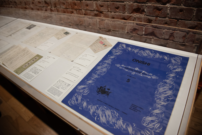 展示風景より、手前はミシェル・タピエ『集合バロック５ 大西』フラテッリ・ボッツォ美術出版（トリノ、イタリア）、1961年 MEMタピエが企画した大判シリーズ画集「集合バロック」は各号でアンフォルメルの代表的作家1名の作品をカラー版で掲載した。シリーズの既刊本は6冊あり、そのうちの一冊で大西が特集された