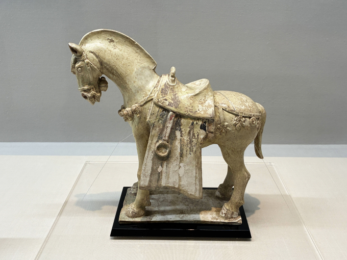 《黄釉馬》 隋6―7世紀