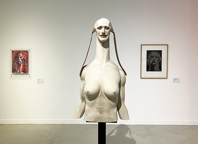 《戦争をみるスフィンクスⅡ》2006年　楠に彩色、大理石、革　個人蔵