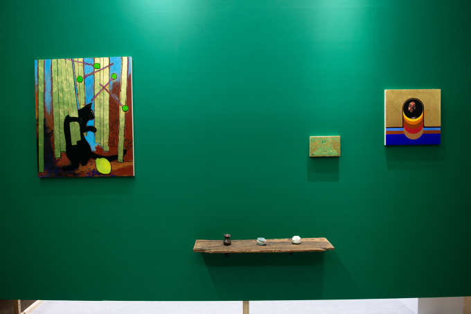 画面下に3点並んでいるのが、和菓子がモチーフの香壺。上の中央に見える箱状の作品は、京都の老舗喫茶店のマッチ箱をモチーフにしたレリーフ。