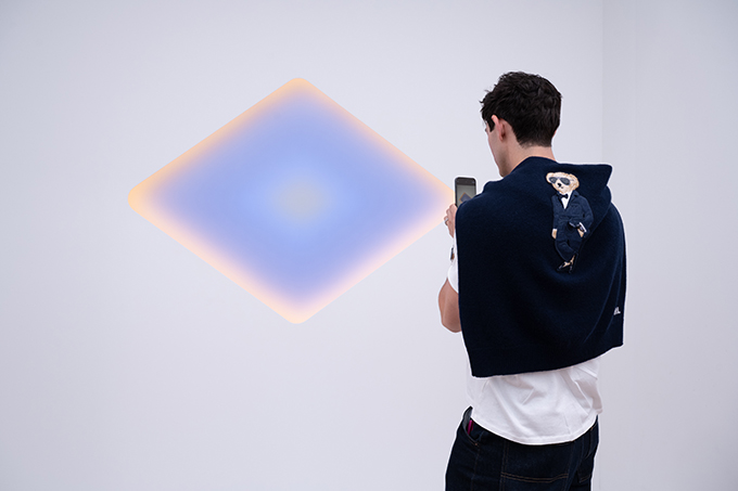 ペース・ギャラリーの展示風景より。ジェームズ・タレルのインスタレーション作品《Carat and Stick》（2021年）が95万ドルで売却されたほか、ジャン・デュビュッフェの絵画が47万5000ドルで取引された。Frieze Los Angeles 2026. Image by Casey Kelbaugh/CKA. Courtesy of Frieze.