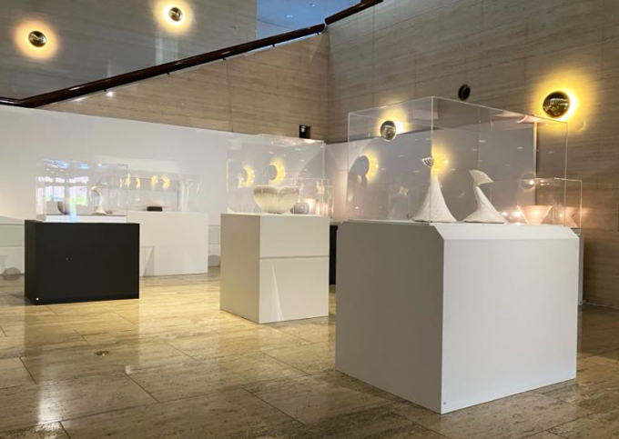 キュレーターズ・アイ「星野友幸」展(~2026/2/1) 展示風景
山梨出身の作家・星野友幸は、一貫してピンク色を用いた陶器・磁器を制作する。白と淡いピンク色の調和により、柔和で甘美な雰囲気をまとっている。