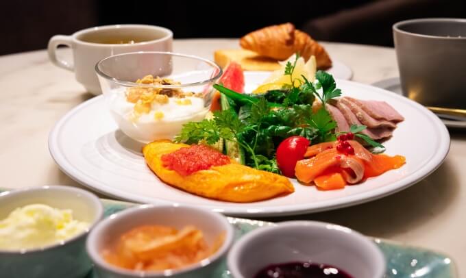 地元京都の食材が彩り豊かにテーブルを飾る、大満足の朝食メニュー