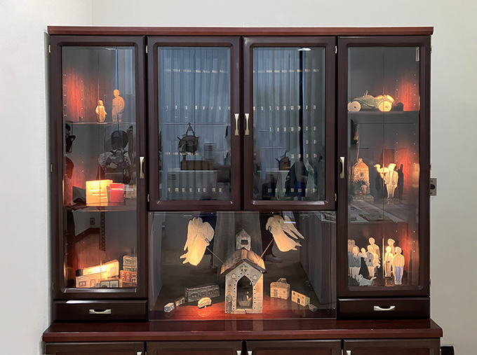 舟越桂自作の「おもちゃ」の展示風景