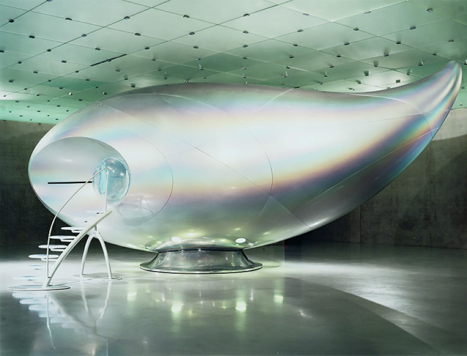 森万里子《Wave UFO》1999-2002年　脳波インターフェース、ビジョンドーム、プロジェクター、コンピュータシステム、グラスファイバー、テクノジェル®、アクリル、カーボンファイバー、アルミニウム、マグネシウム 528×1134×493cm 展示風景：「森万里子：Wave UFO」ブレゲンツ美術館（オーストリア）2003年 撮影：リチャード・リーロイド