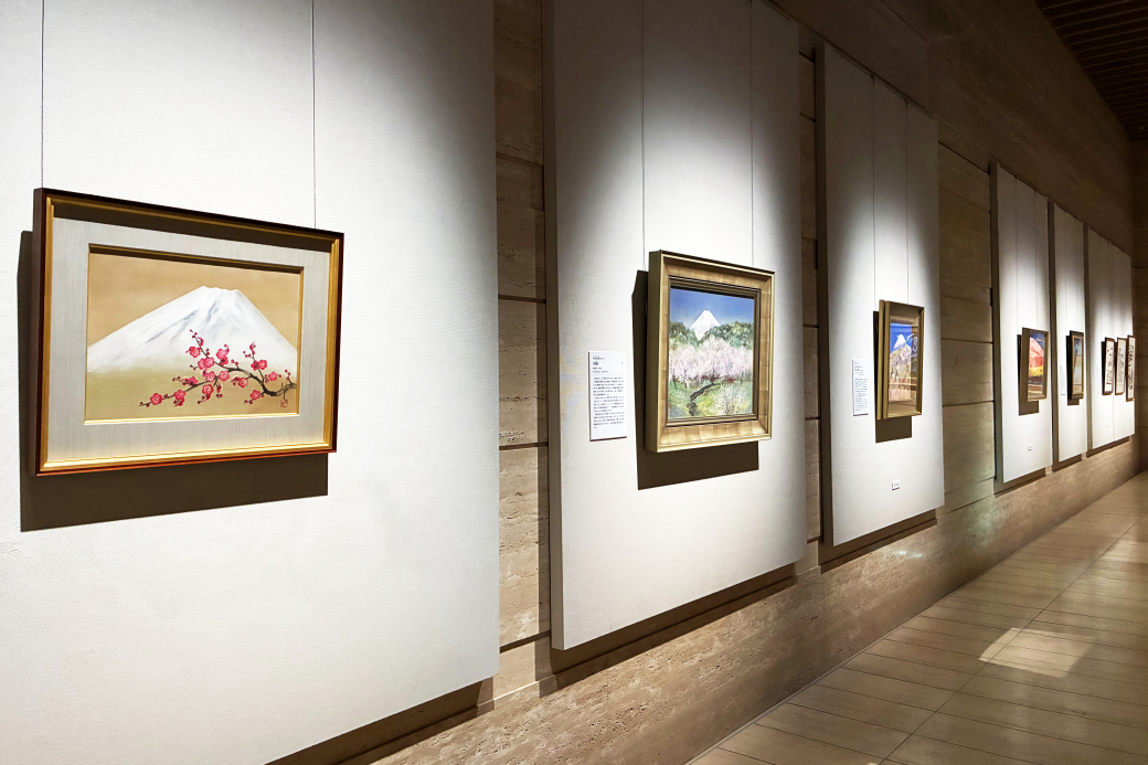 展示風景手前：岡信孝《紅梅富士》紙本着色　1990年代