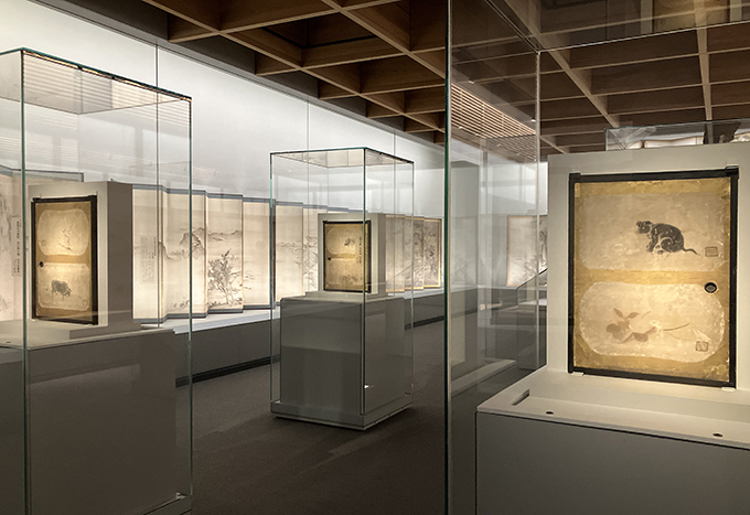 住吉如慶　鹿苑寺大書院《四之間小襖》八図四面　紙本墨画淡彩　江戸時代　鹿苑寺蔵障壁画の常設展示の隣の展示空間には、鹿苑寺大書院の四之間の小襖も展示されている。《四之間小襖》は初公開。