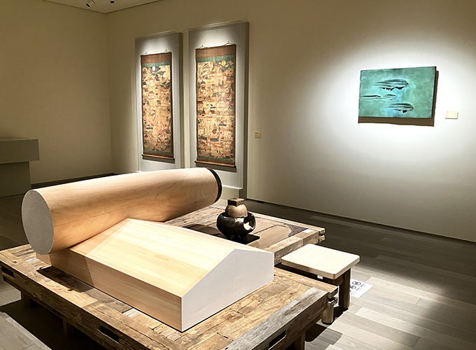 展示風景
江戸時代の式年遷宮で役目を終えた鰹木（かつおぎ・神社などで棟木の上に直角に並べた装飾の木）の飾り金具を手に入れた杉本は、そこから鰹木の大きさを再現し、茶席の結界とした。