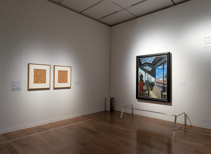 展示風景より、右はポール・デルヴォー《階段》