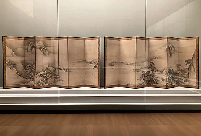 《山水図屏風》狩野探幽筆　6曲1双　江戸時代17世紀
探幽は、余白を大きく取り、瀟洒な画風が特徴だが、その山水の形態には雪舟様式に通じる点も見られる。