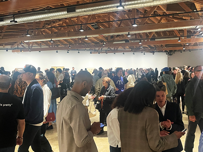 フリーズ開幕前日に開催された特別なトークイベントには多くの聴衆が集まった。