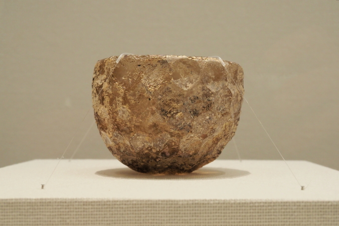 「白瑠璃椀」6世紀は、ササン朝ペルシア時代のガラス製の椀。
日本には正倉院を含め同種のものが伝わっている【通期展示】