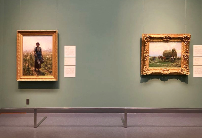 展示室の最後は、ジュール・ブルトン《朝》(左)、ジュリアン・デュプレ《牧草の取り入れ》(右)の作品で、後の印象派を予感させて締め括られる。