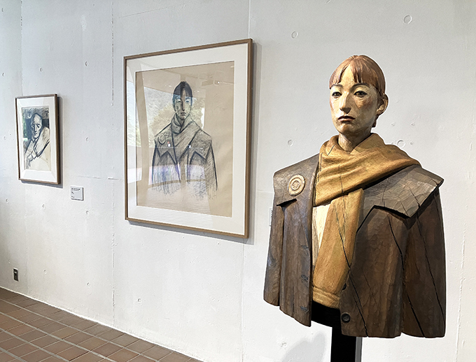 《砂と街と》1986年　楠に彩色、大理石　 個人蔵