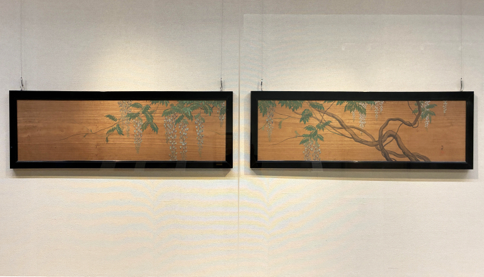 橋本雅邦《藤図》 明治時代欄間に描かれた藤は、右側の板では蔓が上方へ伸び、左側では下方に花の房が垂れる。細長い画面を活かした対比的な構図で、室内に居ながら藤棚を見上げる気分を味わえる、機知に富んだ瀟洒な作品。