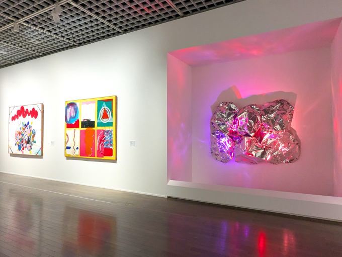 展示風景より、山崎つる子の作品、手前は《作品》1957/2001 芦屋市立美術博物館 ©Estate of Tsuruko Yamazaki, courtesy of LADS Gallery, Osaka and Take Ninagawa, Tokyo