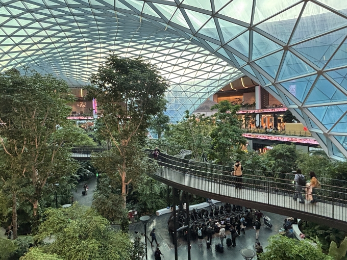 ハマド国際空港（ドーハ）の屋内庭園エリアに設置されたオーストラリア出身のアーティスト・デュオ 、ギリー＆マークによる彫刻作品《Wild Table of Love in Doha》。絶滅危惧種の野生動物たちが囲むテーブルには、空港利用者も座ることができる。空港内には、著名アーティストによるコミュニティアートの数々が展示されている。編集部撮影