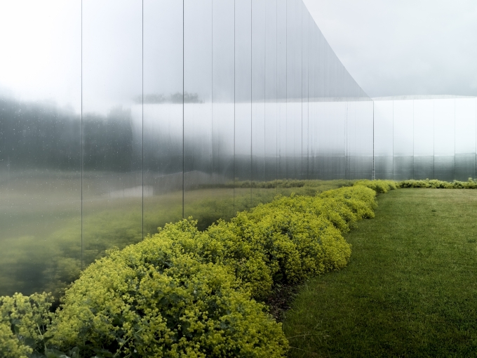 この地方特有の灰色の静かな自然光が、ルーヴル・ランスの壁面に周囲の風景を幻想的に映す。©muse du Louvre-Lens – Philippe Chancel