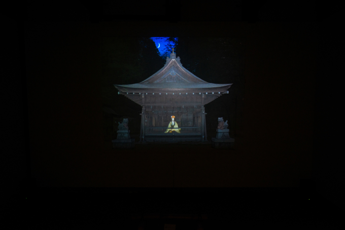 建物奥の蔵では、ヤマガミが鉛筆で緻密に描いた能舞台の絵の上に、映像を投影するインスタレーションを展開