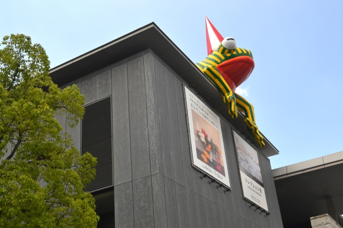 兵庫県立美術館　ギャラリー棟（東棟）の屋上から顔をのぞかせるオブジェ。愛称は「美かえる」