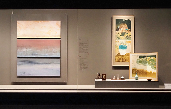（左）菅原道朝《水の三態》（2023）、（右）澁澤星《Water》（2023）澁澤は床の間芸術を「空間ありき」、今風にいえばサイト・スペシフィックな作品と捉えた。さまざまな物との組み合わせを含めて現代における楽しみ方を提案