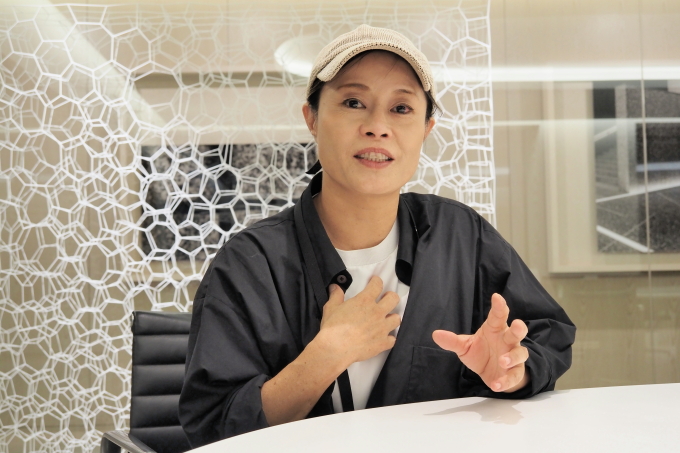 会場の小部屋では、映像技師・洲﨑千恵子氏によって再編集した過去作品（92分）を上映する。「自身の作品も呼び戻して《Recalling(s)》の一部として再構成しました」と話す。