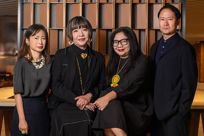 アート・バーゼル香港2026「Encounters」セクションのキュラトリアルチーム。左より：イザベラ・タム（M+視覚芸術キュレーター）、片岡真美（森美術館館長）、アリア・スワスティカ（ジャカルタ在住のキュレーター、研究者、ライター）、徳山弘和（森美術館シニアキュレーター）。Courtesy of Art Basel and Ben Marans