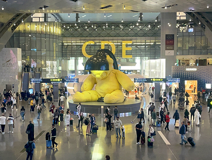 ドーハ・ハマド国際空港のシンボルとなっているウルス・フィッシャーの《Lamp Bear》(2011)。編集部撮影