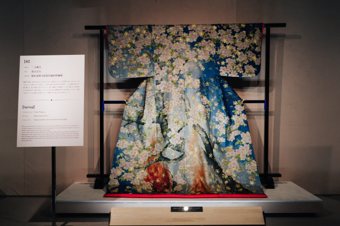会場風景より　『二人椀久』の衣裳、「精好地篝火桜染箔縫紗掛裲襠」横山大観の作品『夜桜』のイメージをもとに作られた。