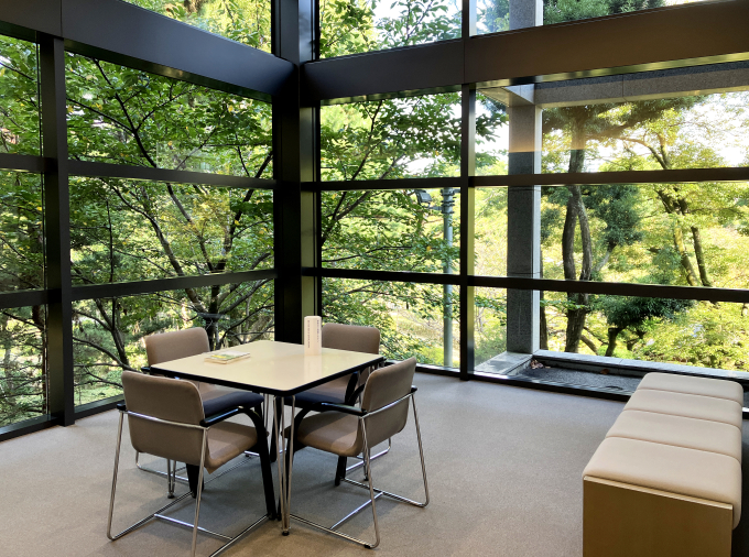 美術館2階の休憩スペースからの眺め