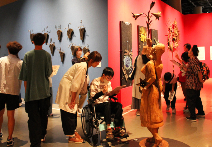 塾生も保護者も、台湾原住民のアートに興味津々