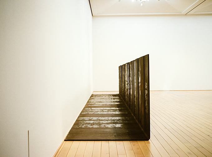 《上昇》（2011年）直角の熱延銅板21枚、展示風景より
