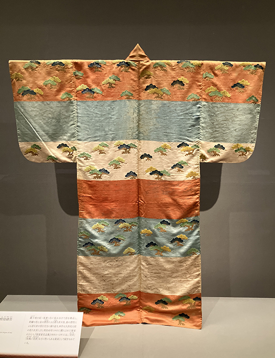 《紅白浅葱段松原霞波模様縫箔》江戸時代・18世紀　泉屋博古館東京